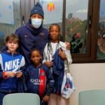 Les joueurs du PSG distribuent des sourires aux enfants de l’hôpital Robert-Debré