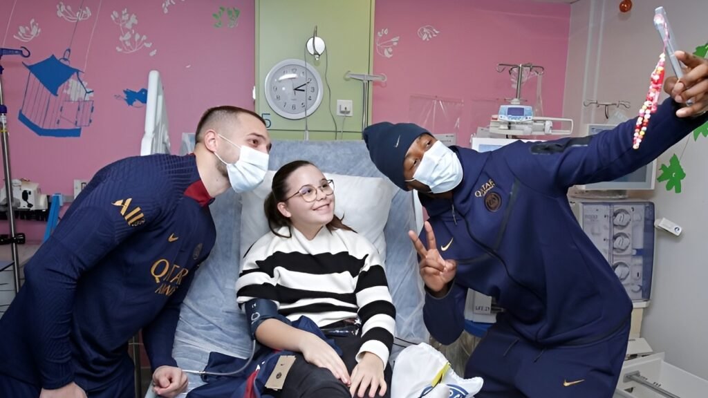 PSG players hand out smiles to children at Robert-Debré hospital